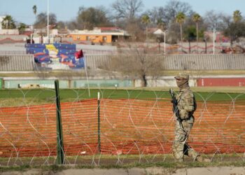 Texas endurece política migratoria: entra en vigor ley que permite detener a sospechosos