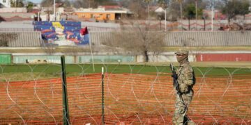 Texas endurece política migratoria: entra en vigor ley que permite detener a sospechosos