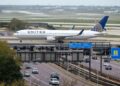 Vuelo de United rumbo a España regresa a Newark tras alerta por dispositivo Bluetooth identificado como “bomba”