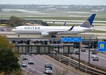 Vuelo de United rumbo a España regresa a Newark tras alerta por dispositivo Bluetooth identificado como “bomba”