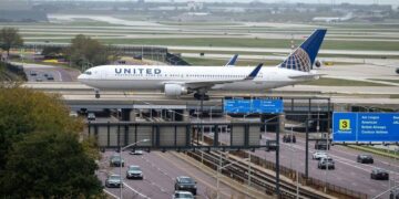 Vuelo de United rumbo a España regresa a Newark tras alerta por dispositivo Bluetooth identificado como “bomba”