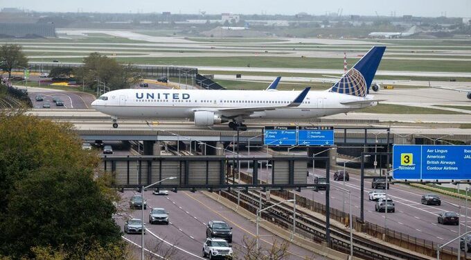 Vuelo de United rumbo a España regresa a Newark tras alerta por dispositivo Bluetooth identificado como “bomba”