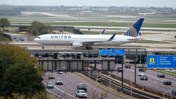 Vuelo de United rumbo a España regresa a Newark tras alerta por dispositivo Bluetooth identificado como “bomba”
