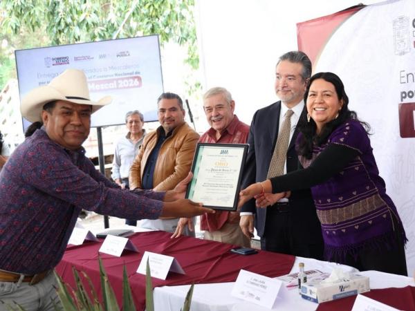 Puebla consolida liderazgo nacional en producción de mezcal con 91 medallas