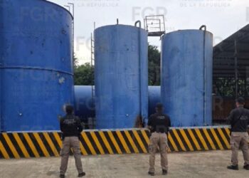 Autoridades federales desmantelan centro de huachicol en Veracruz; decomisan 250 mil litros de combustible