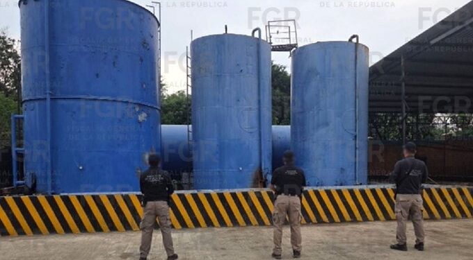 Autoridades federales desmantelan centro de huachicol en Veracruz; decomisan 250 mil litros de combustible