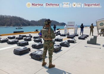 Semar decomisa droga en el Pacífico y rescata a 11 personas a la deriva
