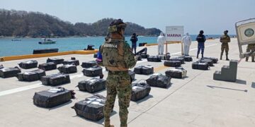 Semar decomisa droga en el Pacífico y rescata a 11 personas a la deriva
