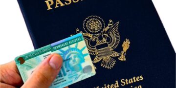 Trump endurece trámite de residencia; migrantes temporales deberán salir de EU