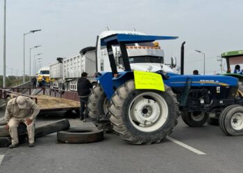 Bloqueo de ejidatarios paraliza accesos al AIFA por disputa de tierras en Edomex