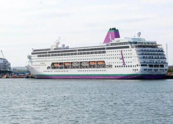 Confinan crucero británico en Francia tras brote gastrointestinal y muerte de pasajero