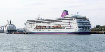 Confinan crucero británico en Francia tras brote gastrointestinal y muerte de pasajero