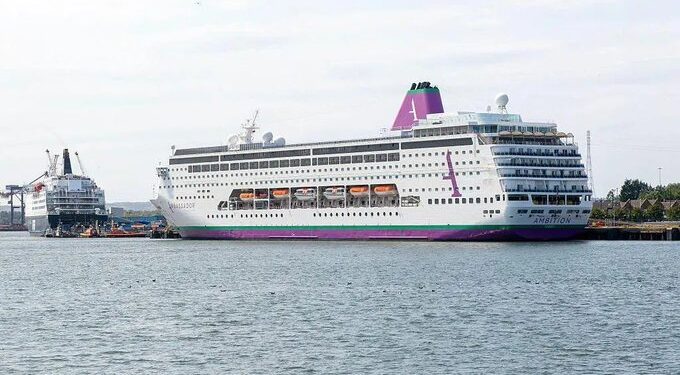 Confinan crucero británico en Francia tras brote gastrointestinal y muerte de pasajero