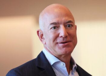 Jeff Bezos propone eliminar impuestos federales para trabajadores de menores ingresos