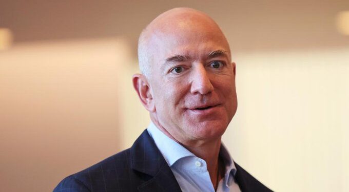 Jeff Bezos propone eliminar impuestos federales para trabajadores de menores ingresos