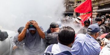 CNTE frena llegada al Zócalo tras operativo policiaco y mantiene protesta en el Centro de CDMX