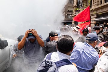 CNTE frena llegada al Zócalo tras operativo policiaco y mantiene protesta en el Centro de CDMX