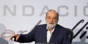 Carlos Slim advierte que Pemex enfrenta el mayor reto económico de México y critica evaluación de Moody’s