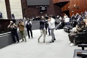 Tensión en San Lázaro: diputados de Morena y PRI protagonizan conato de pelea en plena sesión