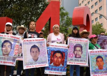 Padres de Ayotzinapa exigen avances reales a Sheinbaum en nueva reunión en Palacio Nacional