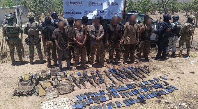 Marina captura a 13 presuntos miembros de Los Chapitos en Sinaloa; también caen operadores de La Mayiza en Colima