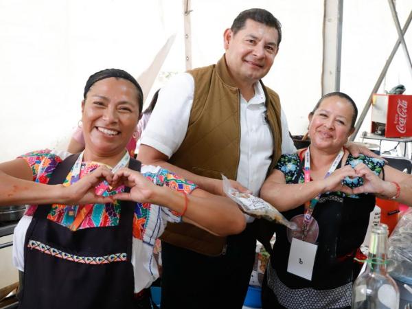 Convivencia y cercanía del gobernador Armenta Mier en la Feria de Puebla