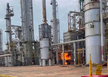 Controlan incendio en planta de Pemex en Veracruz; complejo opera sin riesgos, asegura la petrolera