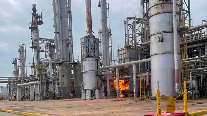 Controlan incendio en planta de Pemex en Veracruz; complejo opera sin riesgos, asegura la petrolera