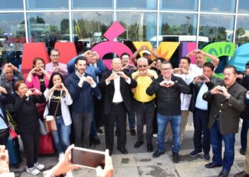 Llegan a Puebla los primeros pasajeros del vuelo directo desde Newark