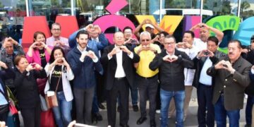Llegan a Puebla los primeros pasajeros del vuelo directo desde Newark