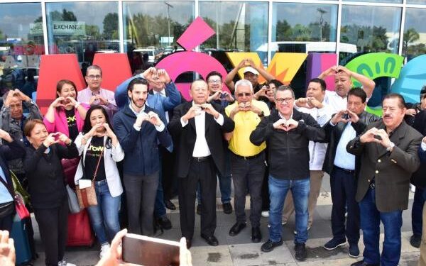 Llegan a Puebla los primeros pasajeros del vuelo directo desde Newark