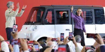Gobierno federal presenta Olinia; talento poblano clave en primera fase del vehículo