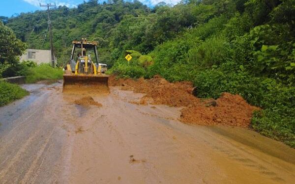 Con maquinaria y apoyos, Gobierno del Estado atiende de forma oportuna deslave en Eloxochitlán