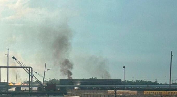 Pemex contiene fuga de combustóleo en Salina Cruz y mantiene vigilancia en la zona