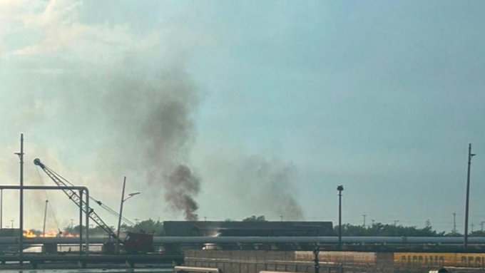 Pemex contiene fuga de combustóleo en Salina Cruz y mantiene vigilancia en la zona