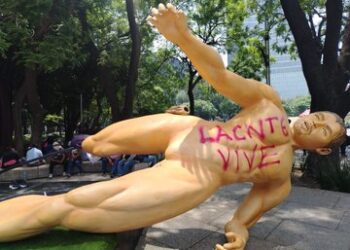 CNTE derriba esculturas del Mundial 2026 en Reforma y eleva presión durante protestas en CDMX