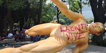 CNTE derriba esculturas del Mundial 2026 en Reforma y eleva presión durante protestas en CDMX