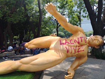 CNTE derriba esculturas del Mundial 2026 en Reforma y eleva presión durante protestas en CDMX