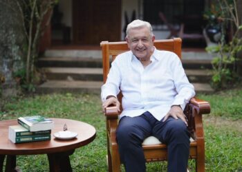 AMLO acusa intento de intervención de EU y cierra filas con Sheinbaum: “Quieren debilitar a Morena”