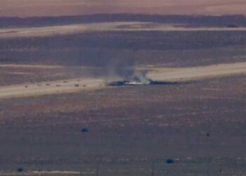 Se estrella bombardero B-52 de la Fuerza Aérea de Estados Unidos durante despegue en California