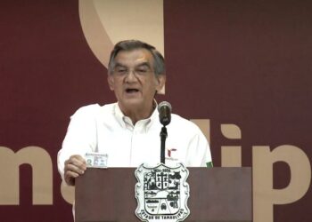 Américo Villarreal exhibe su visa y rechaza señalamientos de presuntos vínculos con el huachicol