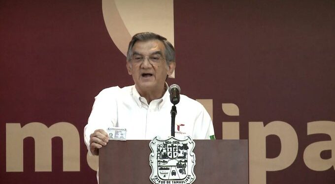 Américo Villarreal exhibe su visa y rechaza señalamientos de presuntos vínculos con el huachicol