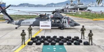 Marina decomisa 1.3 toneladas de presunta cocaína frente a costas de Guerrero