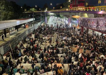 Madres buscadoras marchan rumbo al Estadio Ciudad de México para exigir justicia por desaparecidos