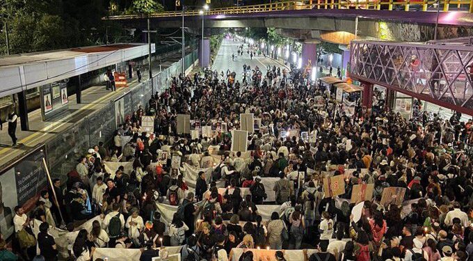 Madres buscadoras marchan rumbo al Estadio Ciudad de México para exigir justicia por desaparecidos