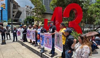 Padres de Ayotzinapa denuncian cerco a normalistas y exigen avances en la investigación; cancelan reunión con el Gobierno federal