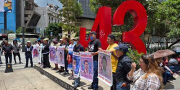 Padres de Ayotzinapa denuncian cerco a normalistas y exigen avances en la investigación; cancelan reunión con el Gobierno federal