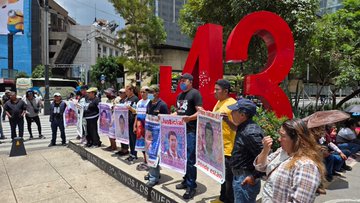 Padres de Ayotzinapa denuncian cerco a normalistas y exigen avances en la investigación; cancelan reunión con el Gobierno federal