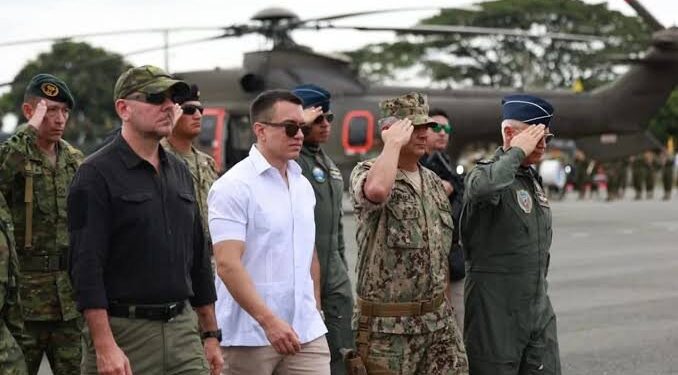 Presidente Noboa firma decreto que protege a extranjeros en acciones contra bandas criminales