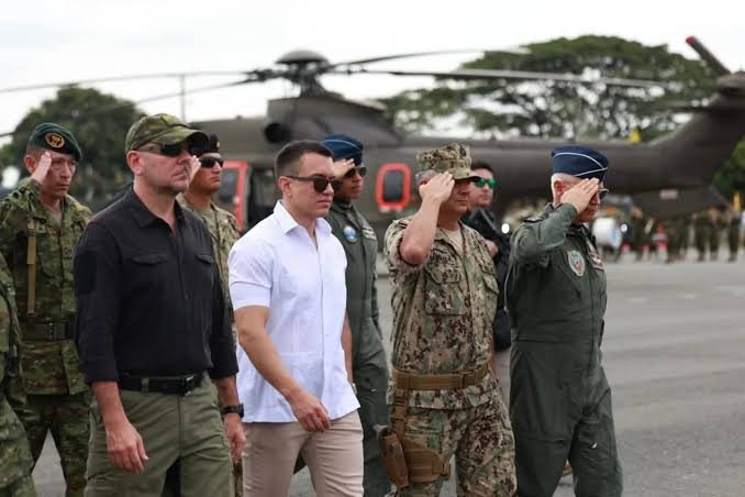 Presidente Noboa firma decreto que protege a extranjeros en acciones contra bandas criminales
